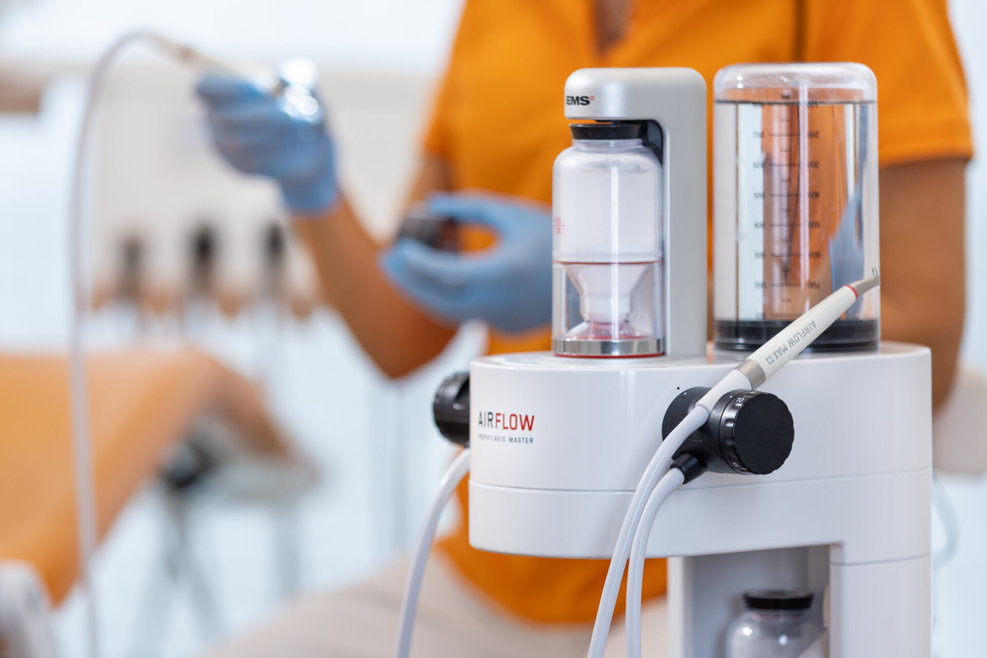 Professionelle Zahnreinigung mit der Airflow-Methode