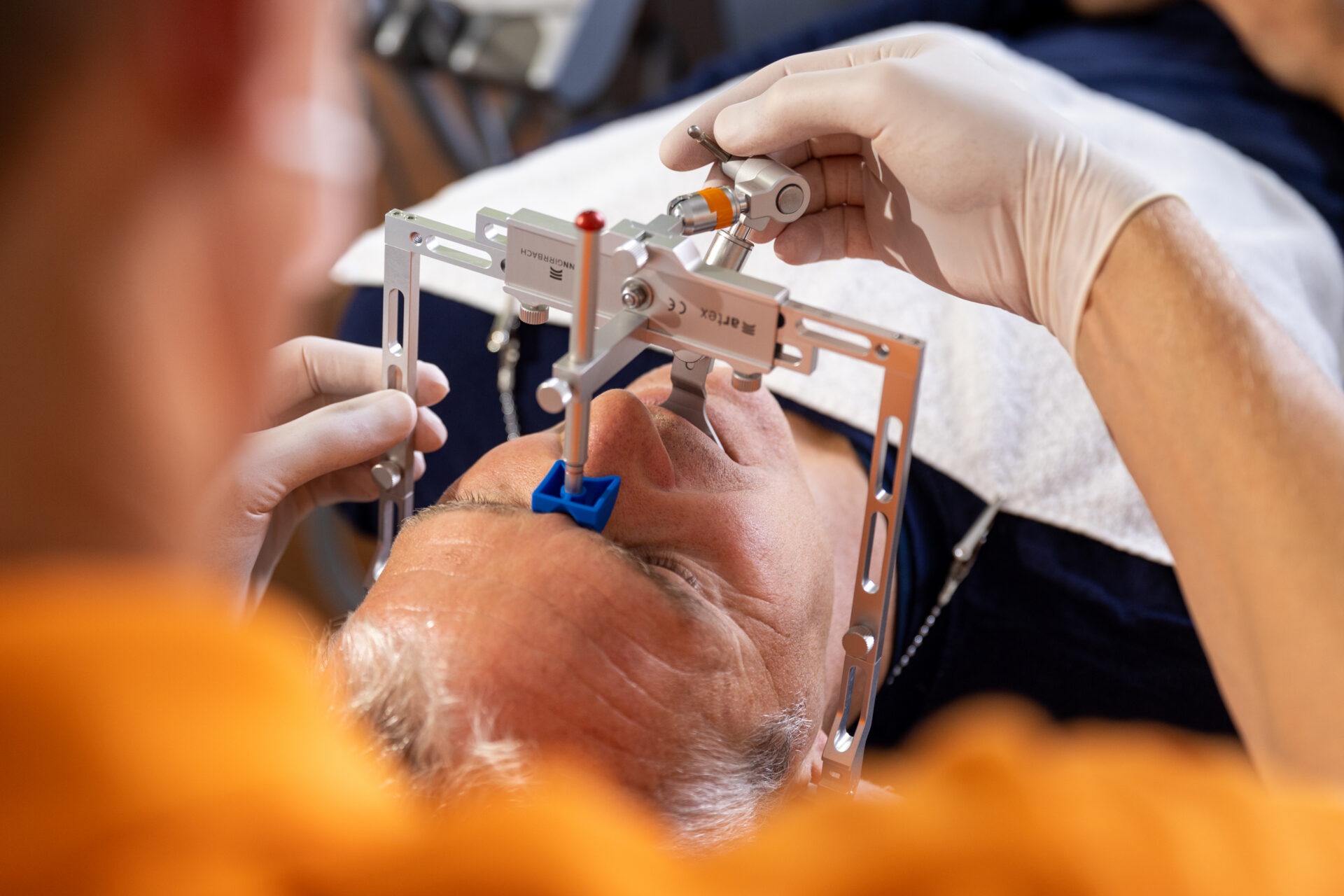 Funktionsanalyse mit Gesichtsbogen zur Vermessung des Kiefers