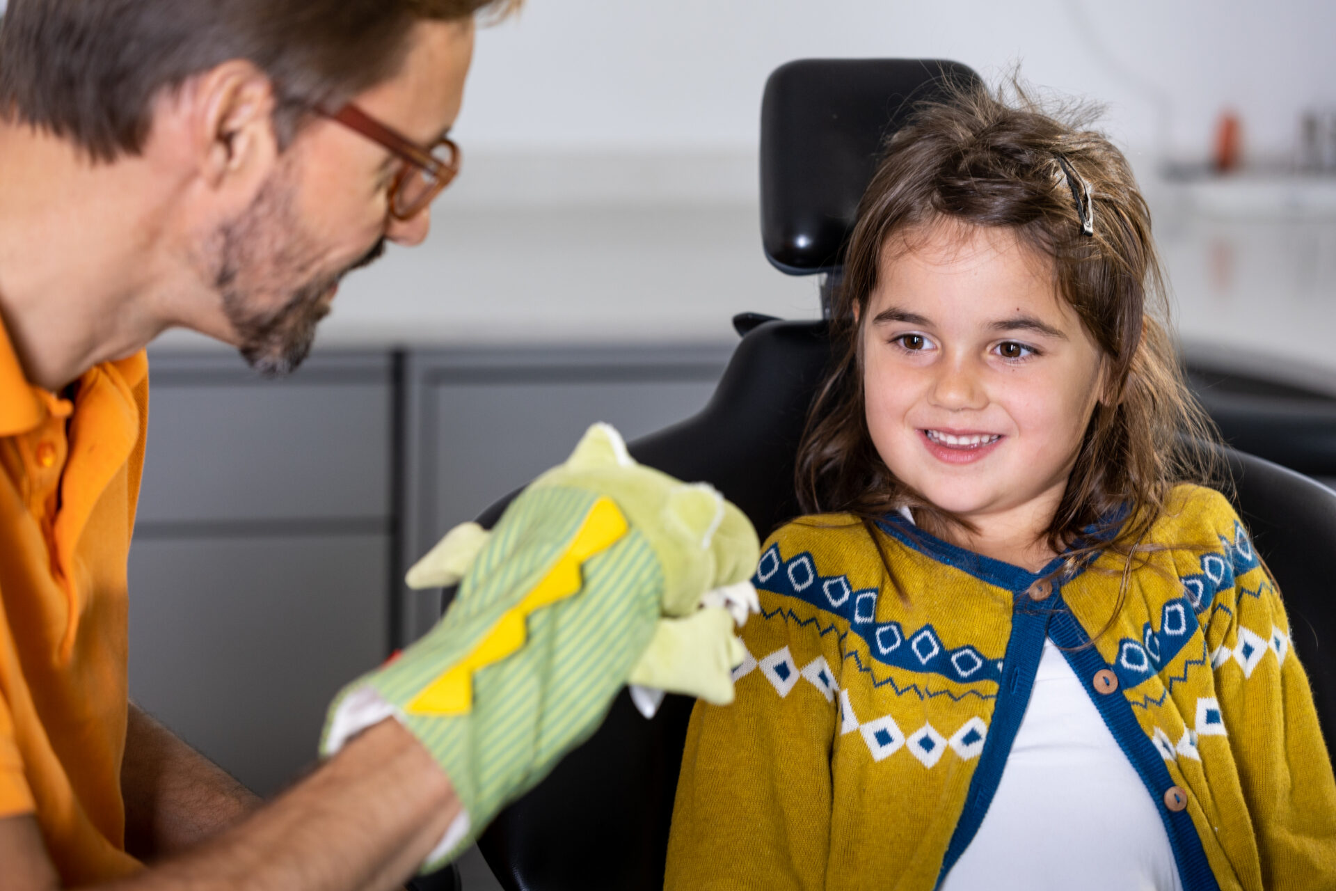Dr. Ulrich Schmitt mit einer jungen Patientin in der Praxis