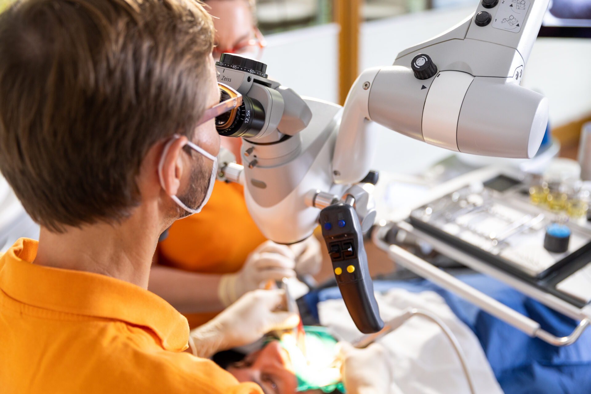 Endodontische Behandlung unter dem Dentalmikroskop
