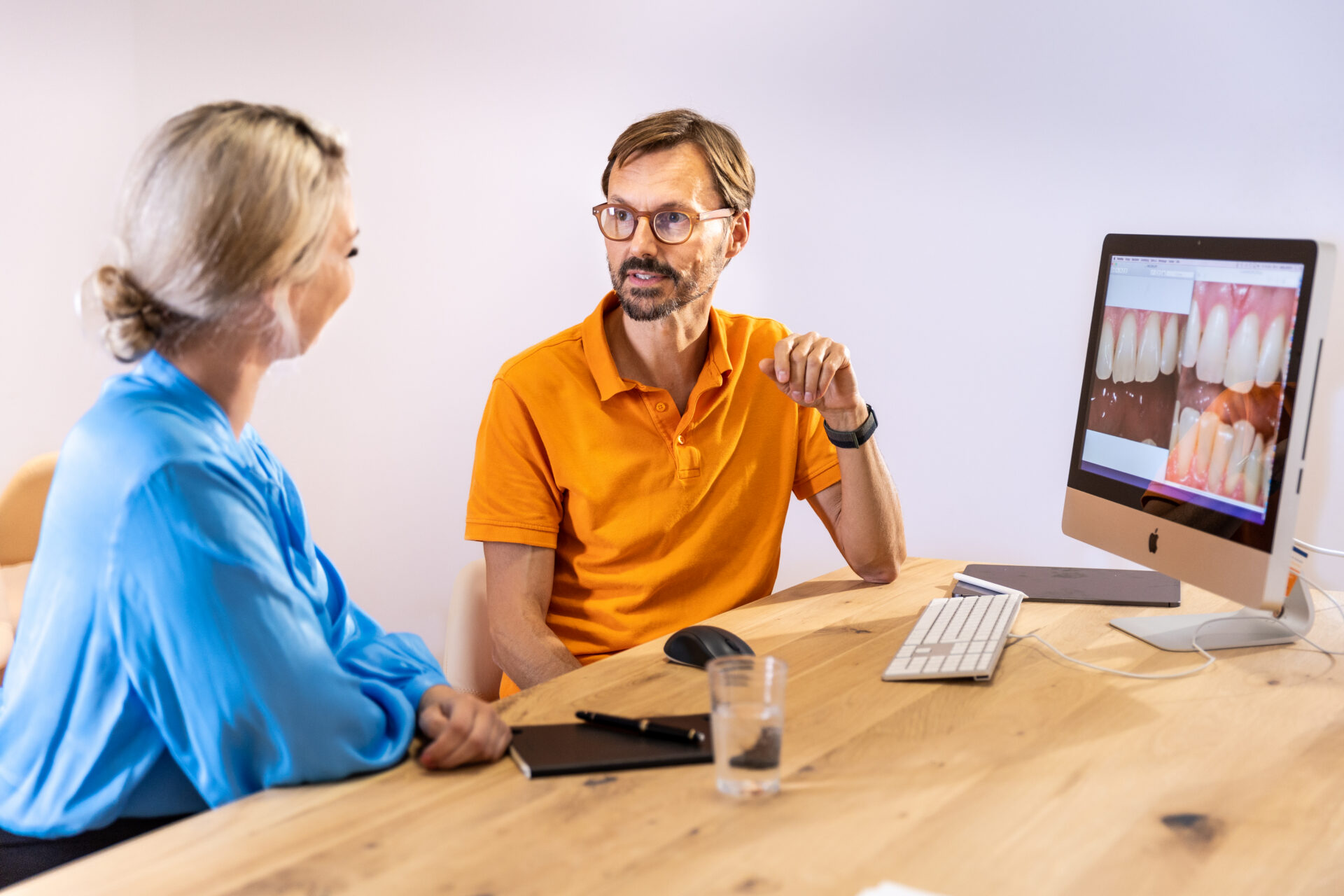 Dr. Ulrich Schmitt erklärt einer Patientin die Planung am Bildschirm